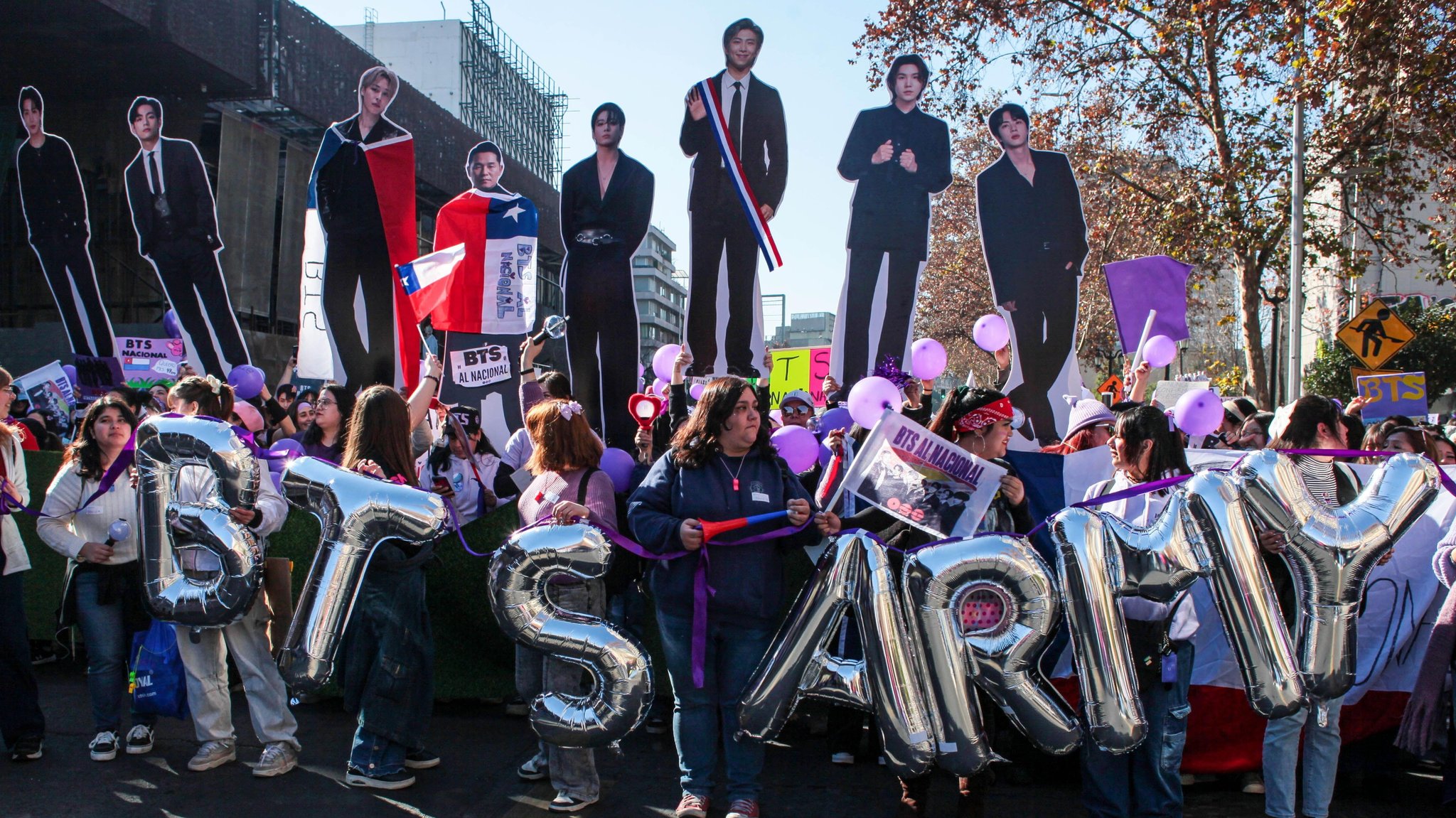BTS-Fans demonstrieren in Chile gegen die Absage von drei Konzerten der Band durch die Behörden. | Bild: picture alliance / Sipa USA | Nexpher Images BTS-Fans demonstrieren in Chile gegen die Absage von drei Konzerten der Band durch die Behörden.