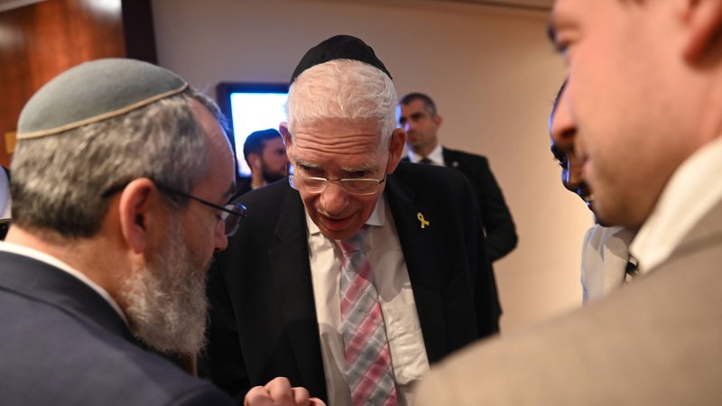 Josef Schuster (Mitte) ist der aktuelle Präsident des Zentralrats der Juden in Deutschland. | Bild: picture alliance / SZ Photo | Stephan Rumpf Josef Schuster (Mitte) ist der aktuelle Präsident des Zentralrats der Juden in Deutschland.