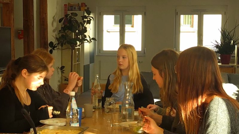 Die Kinder des Bezzelhaus gemeinsam beim Essen. | Bild: BR Die Kinder des Bezzelhaus gemeinsam beim Essen.