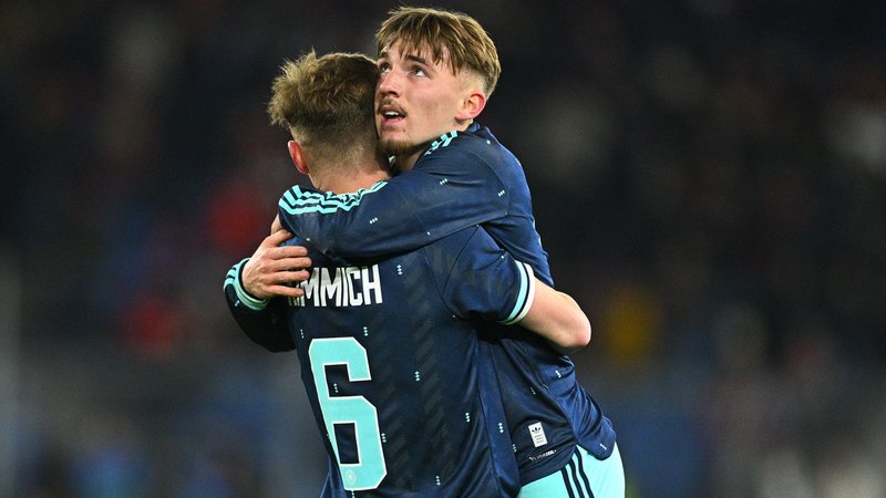 Lennart Karl und Joshua Kimmich | Bild: picture-alliance/dpa Lennart Karl und Joshua Kimmich