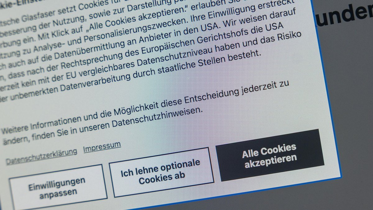 (Symbolbild) Cookie-Banner auf einer Website. Der Hinweis informiert über die Verwendung von Cookies, Datenübermittlung und Datenschutz.