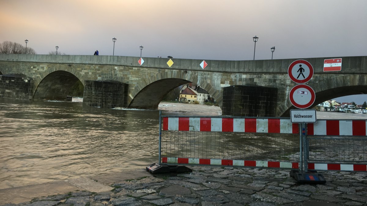 Ein Teil des Weges entlang der Donau in Regensburg ist gesperrt, weil die Donau die Kai-Mauer stellenweise überschwemmt. 