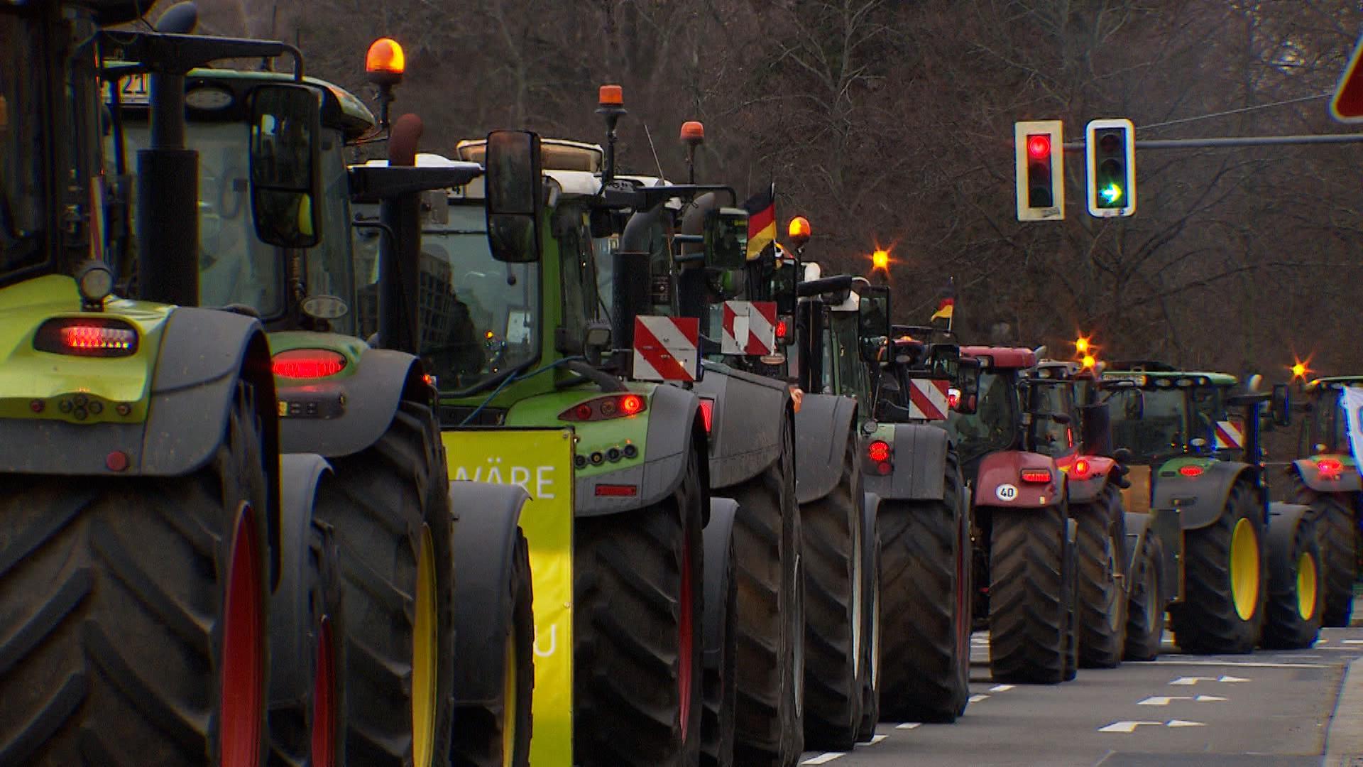 Mehrere Traktoren auf einer Straße hintereinander