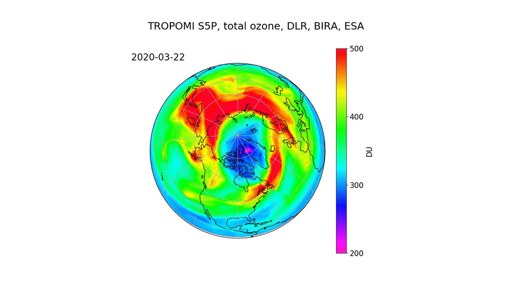 Satellitendaten zeigen die Verteilung der Ozongesamtmenge über der Nordhalbkugel. Der blaue und vor allem violette Bereich zeigen das Ozonloch.