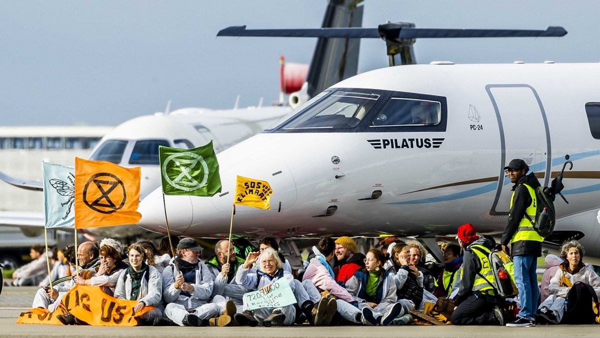 Klimaaktivisten blockieren Privatjets auf Flughafen Schiphol
