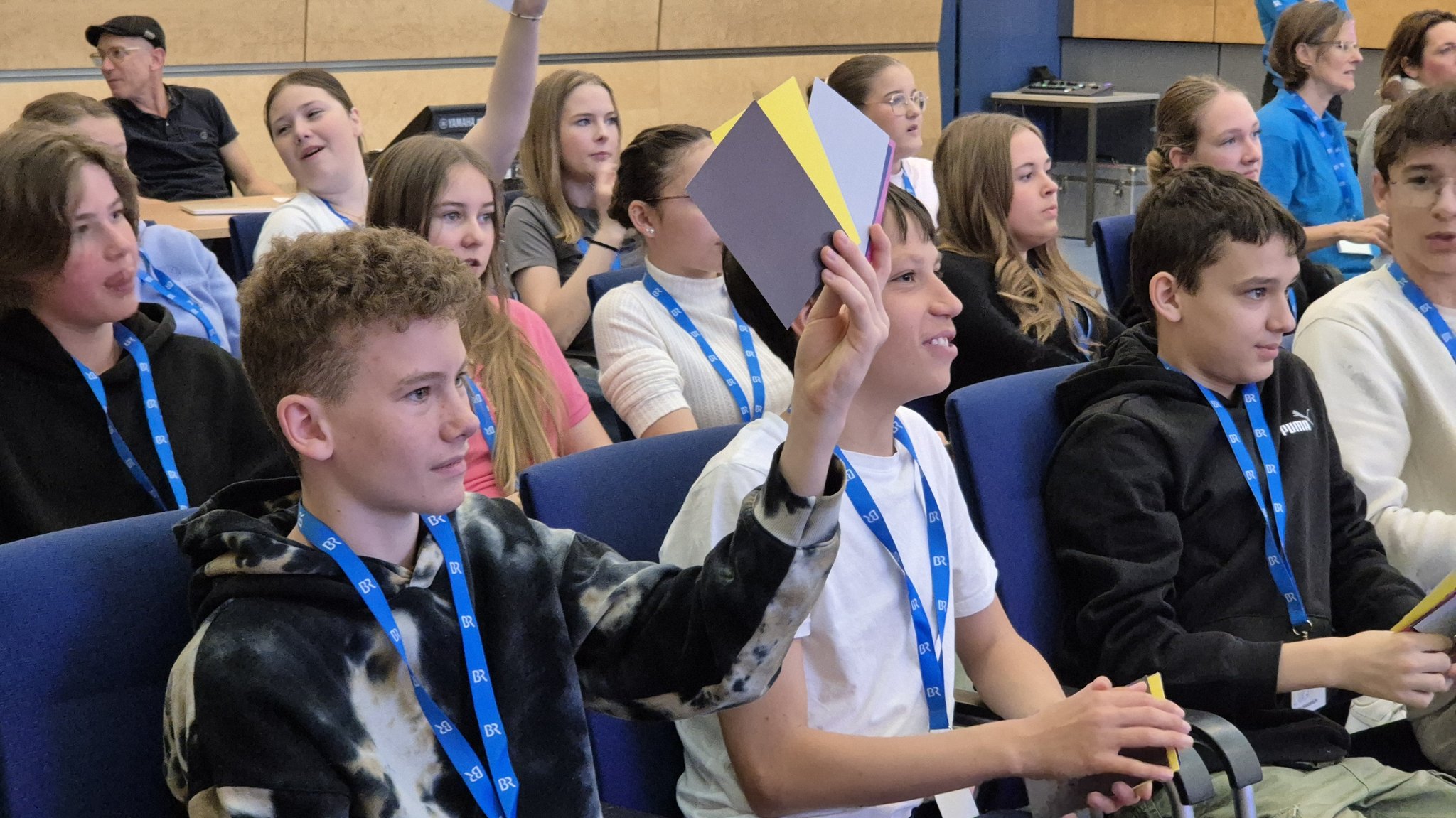 Schülerinnen und Schüler bei der Auftaktveranstaltung: Heute heißt es "Mitmischen!" anlässlich der Schülermedientage zum Tag der Pressefreiheit.