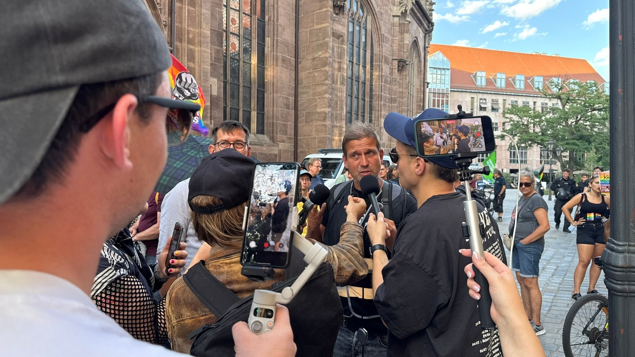 Einige Medienaktivisten, Pressevertreter und Demonstranten in Nürnberg. | Bild: BR/Jonas Miller Einige Medienaktivisten, Pressevertreter und Demonstranten in Nürnberg.