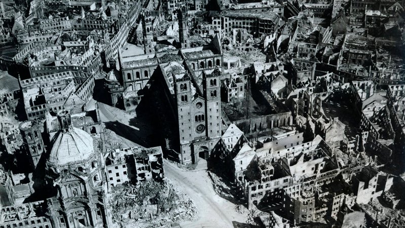 Der zerstörte Würzburger Dom und weitere eingestürzte Gebäude aus der Luft fotografiert