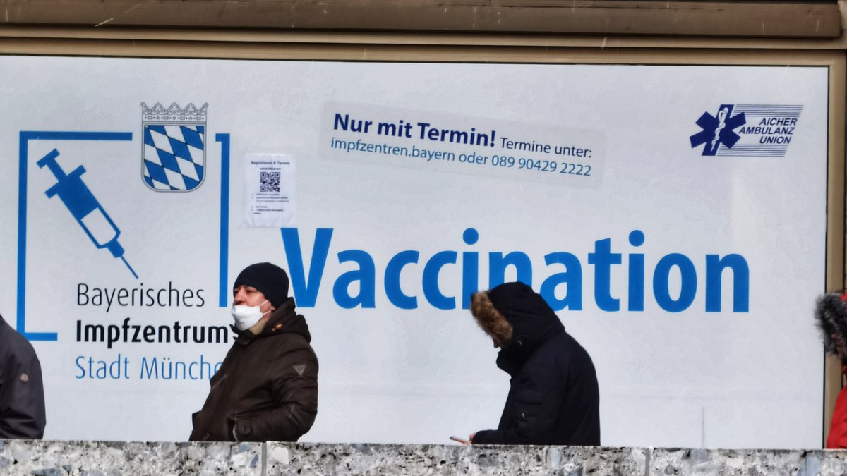 Wartende beim Impfzentrum am Münchner Marienplatz.