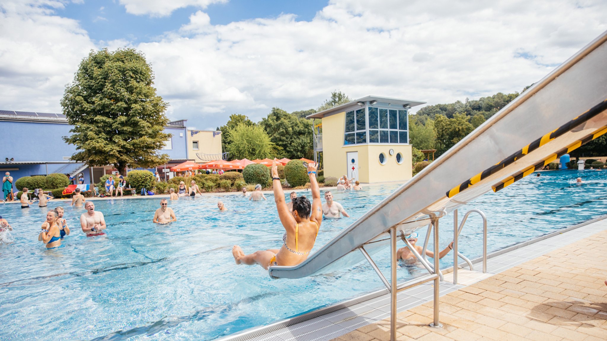 Badebetrieb im Freibad in Bogen