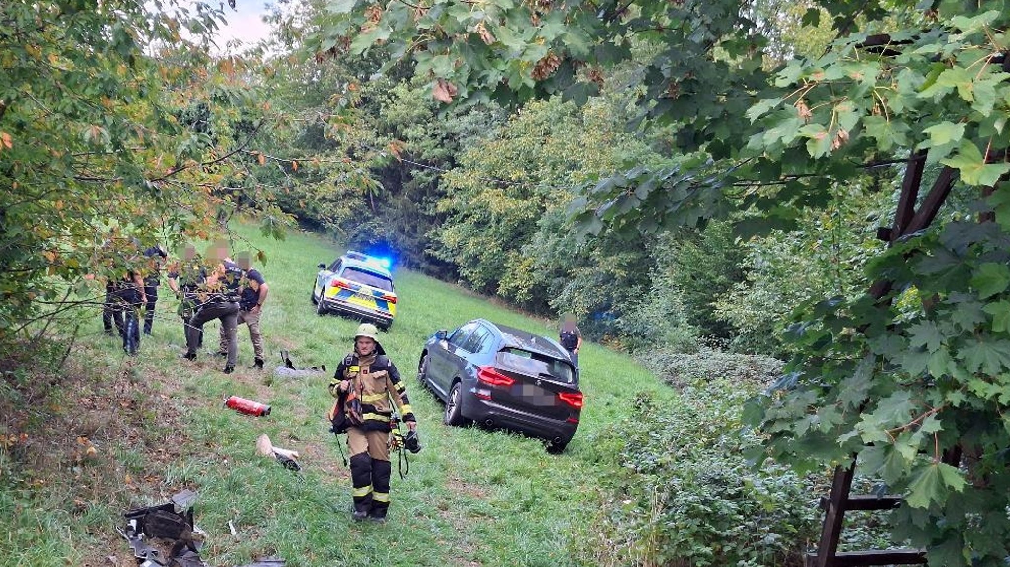 Nach längerer riskanter Verfolgungsjagd kam der 17 jährige Fluchfahrer von der Straße ab und landete im Gebüsch | Bild: Zema Medien Nach längerer riskanter Verfolgungsjagd kam der 17 jährige Fluchfahrer von der Straße ab und landete im Gebüsch