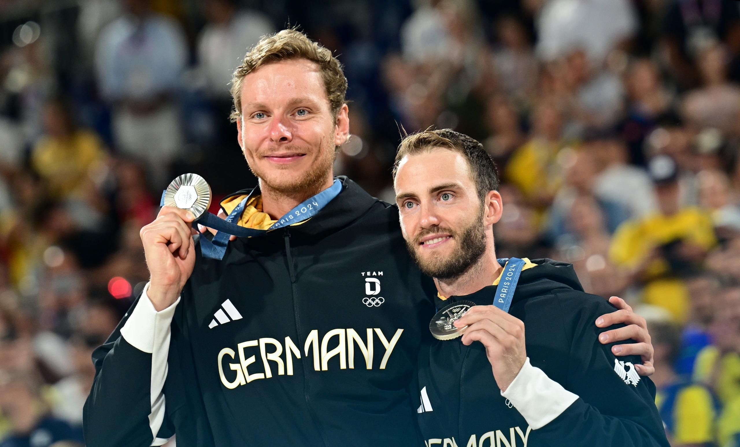  Ehlers/Wickler (Deutschland), Nils Ehlers (l) und Clemens Wickler zeigen bei der Siegerehrung ihre Silbermedaille.