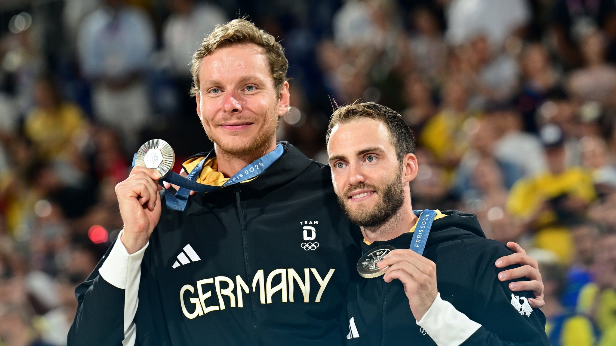  Ehlers/Wickler (Deutschland), Nils Ehlers (l) und Clemens Wickler zeigen bei der Siegerehrung ihre Silbermedaille.