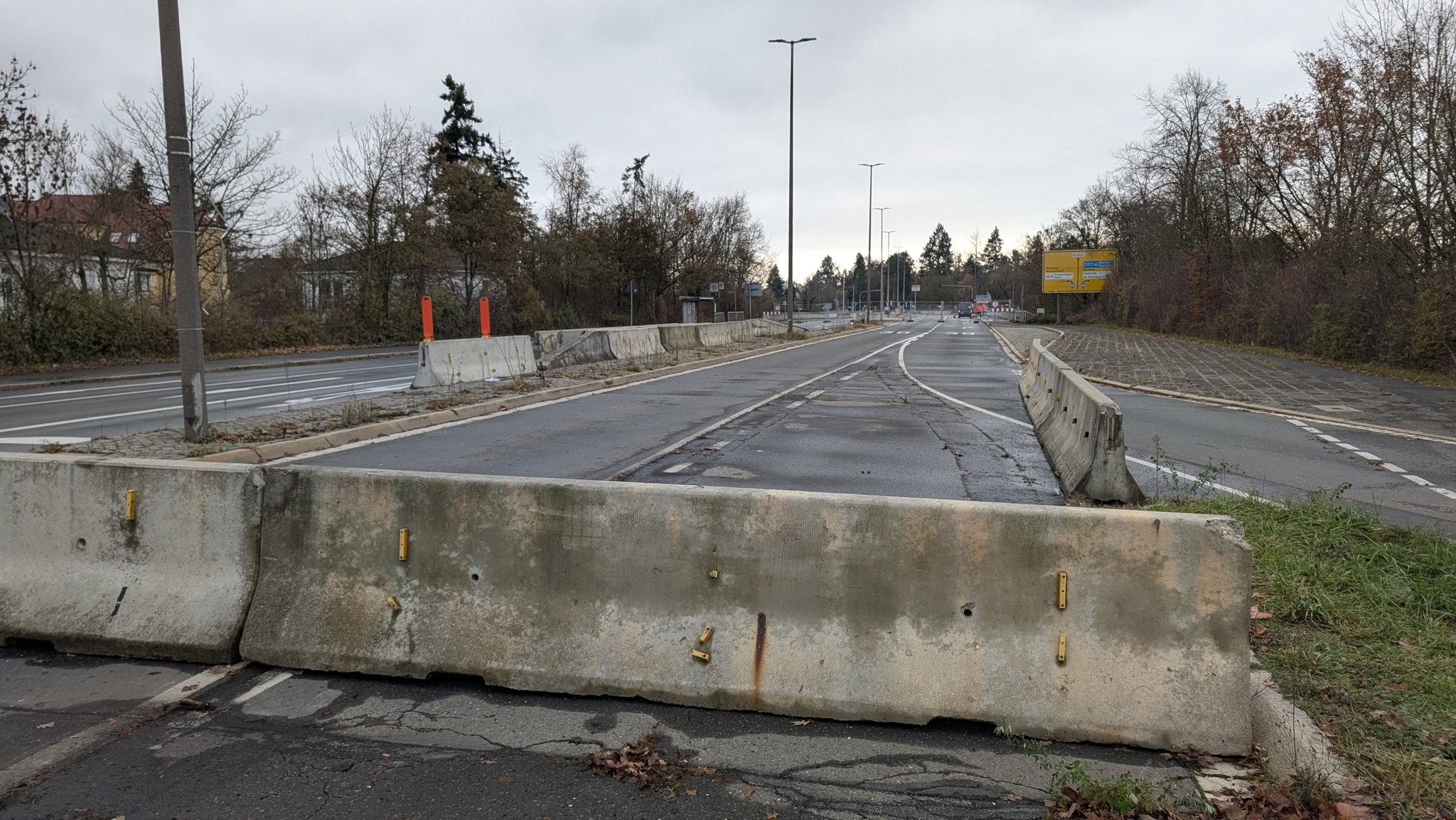 Die Zirndorfer Brücke in Fürth kann jederzeit einstürzen: Das ist das Ergebnis eines Gutachtens. Deshalb wird das Bauwerk komplett gesperrt. | Bild: BR/Andreas Schuster Die Zirndorfer Brücke in Fürth kann jederzeit einstürzen: Das ist das Ergebnis eines Gutachtens. Deshalb wird das Bauwerk komplett gesperrt.