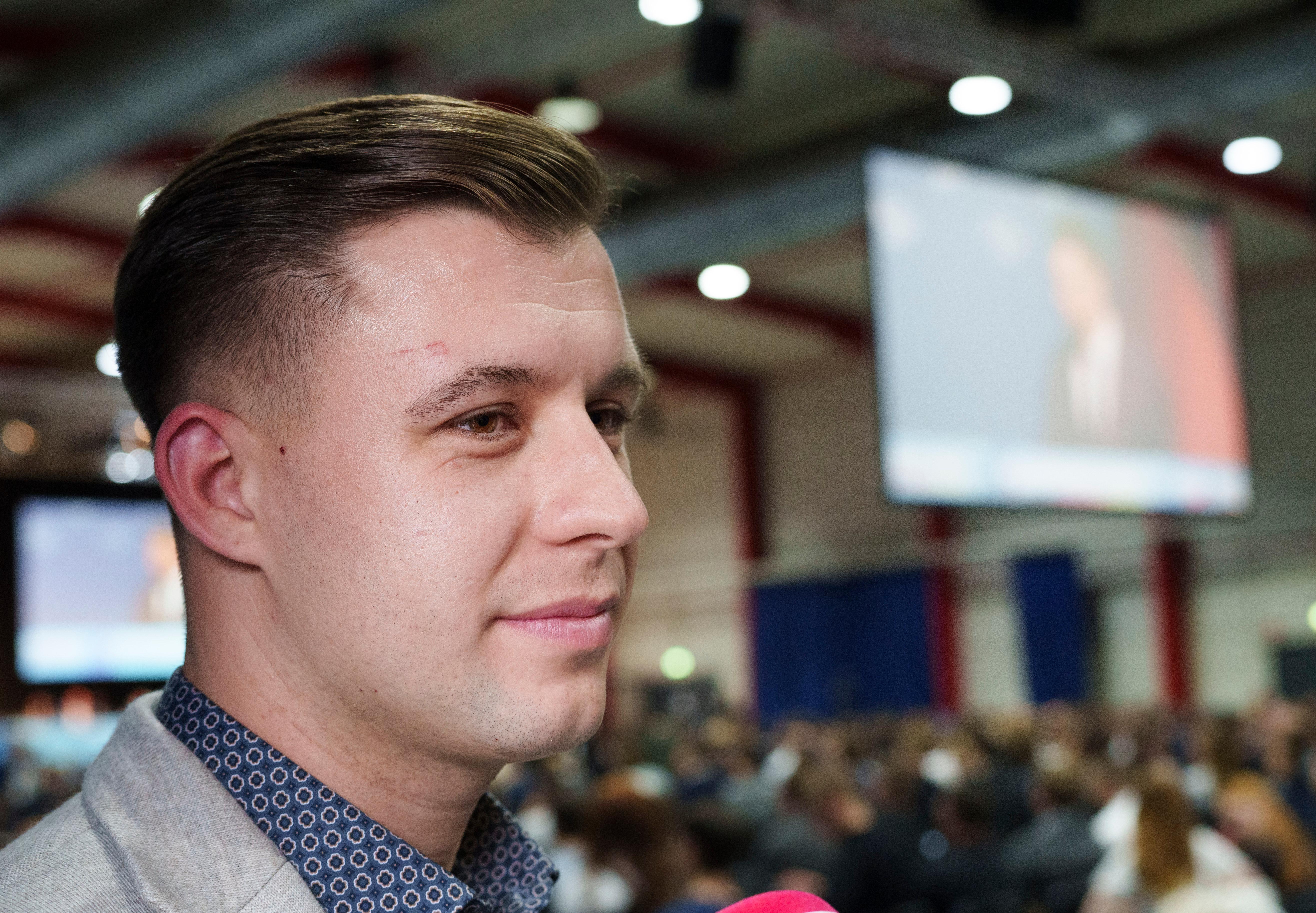 Jean-Pascal Hohm steht bei der Gründungsveranstaltung in der Versammlungshalle