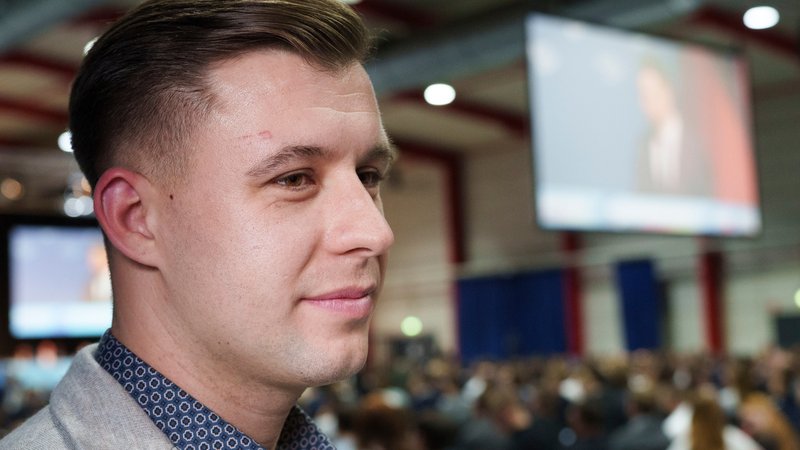 Jean-Pascal Hohm steht bei der Gründungsveranstaltung in der Versammlungshalle | Bild: Andreas Arnold/dpa Jean-Pascal Hohm steht bei der Gründungsveranstaltung in der Versammlungshalle