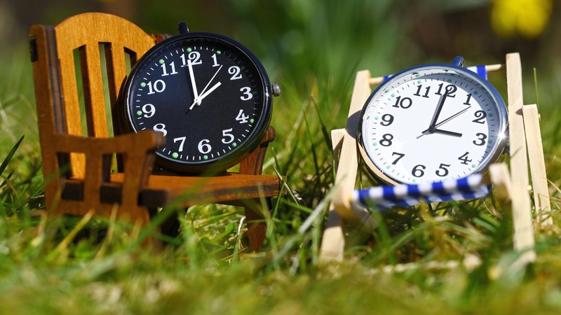 (Symbolbild) Zwei Wecker im Gras symbolisieren die Umstellung von Winterzeit zu Sommerzeit. | Bild: picture alliance / CHROMORANGE | Christian Ohde (Symbolbild) Zwei Wecker im Gras symbolisieren die Umstellung von Winterzeit zu Sommerzeit.