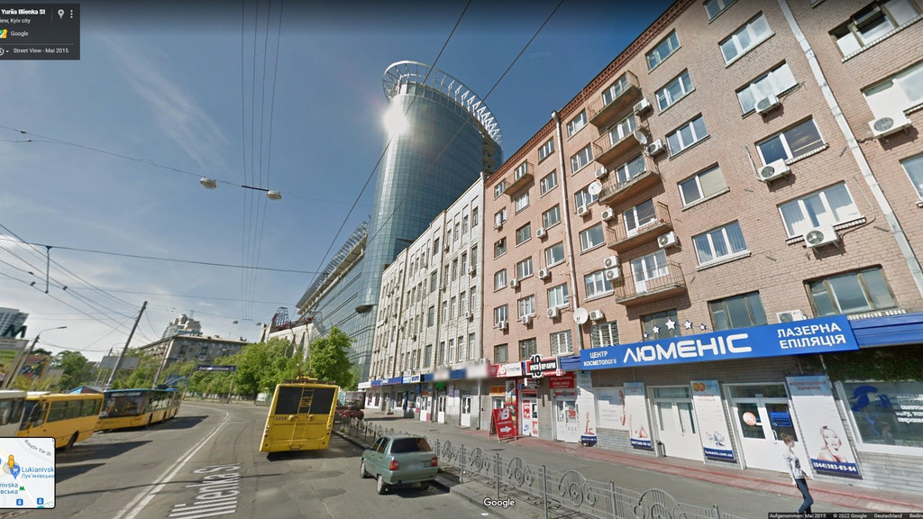 Eine große Straße mit zahlreichen Geschäften und Büros, nahe der U-Bahn-Station Lukianivska, nahe des Kiewer Zentrums.