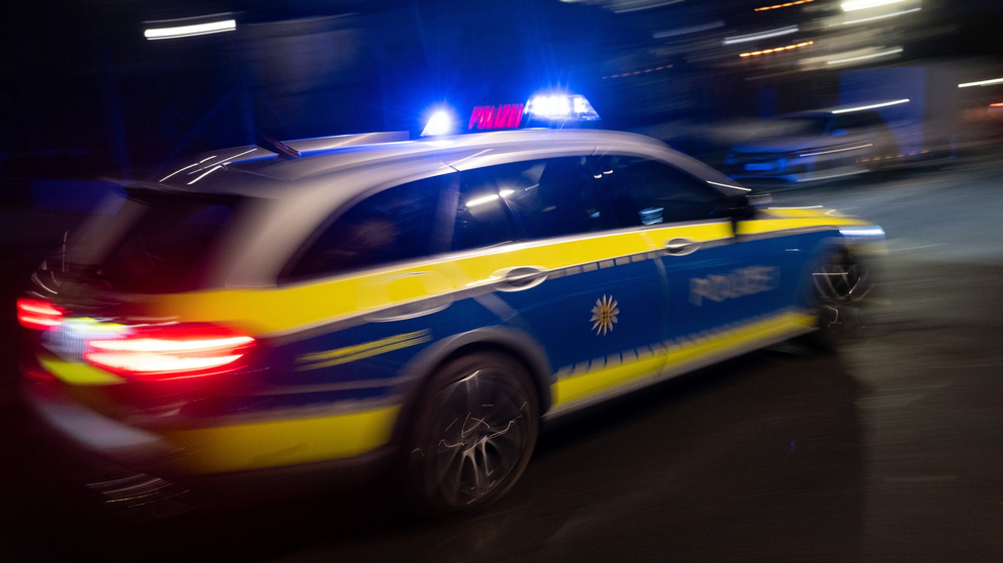Auto rast durch Rosenheim – Mitfahrer droht mit Schusswaffe