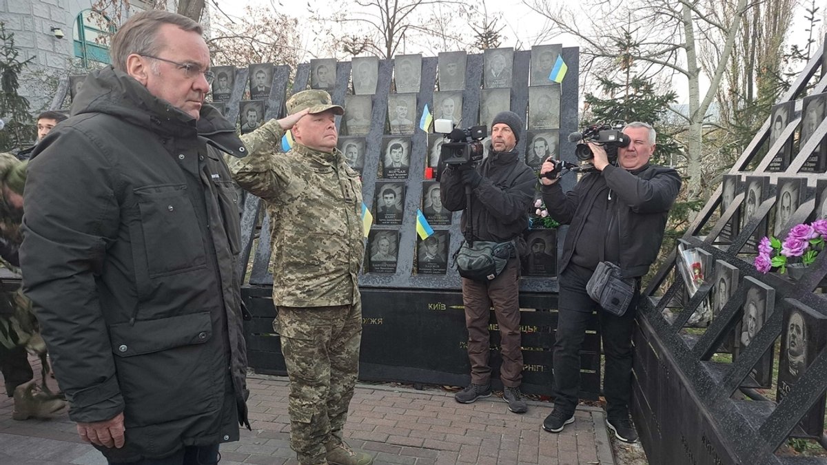 21.11.2023, Ukraine, Kiew: Boris Pistorius (SPD), Bundesminister der Verteidigung, legt am Denkmal für die auf dem Maidan getöteten Demonstranten einen Strauß roter Rosen nieder.