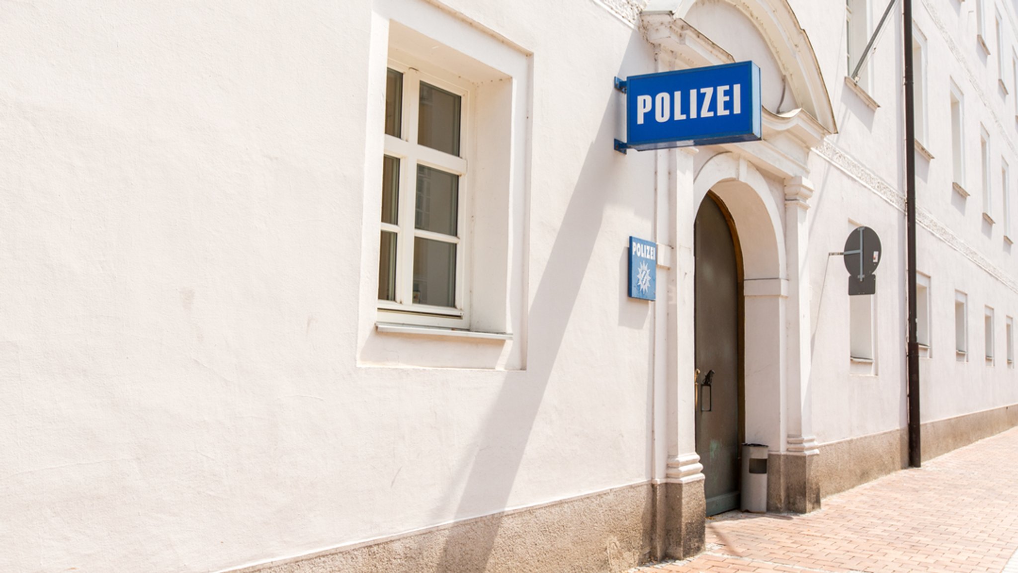 Der Eingang der Polizeiinspektion Landshut