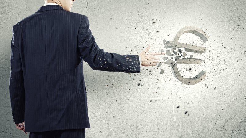 Man im Anzug, Eurozeichen | Bild: picture alliance / Sergey Nivens/Shotshop | Sergey Nivens Man im Anzug, Eurozeichen