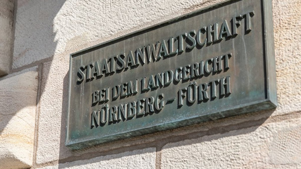Schild an einer Mauer mit der Aufschrift "Staatsanwaltschaft bei dem Landgericht Nürnberg-Fürth"