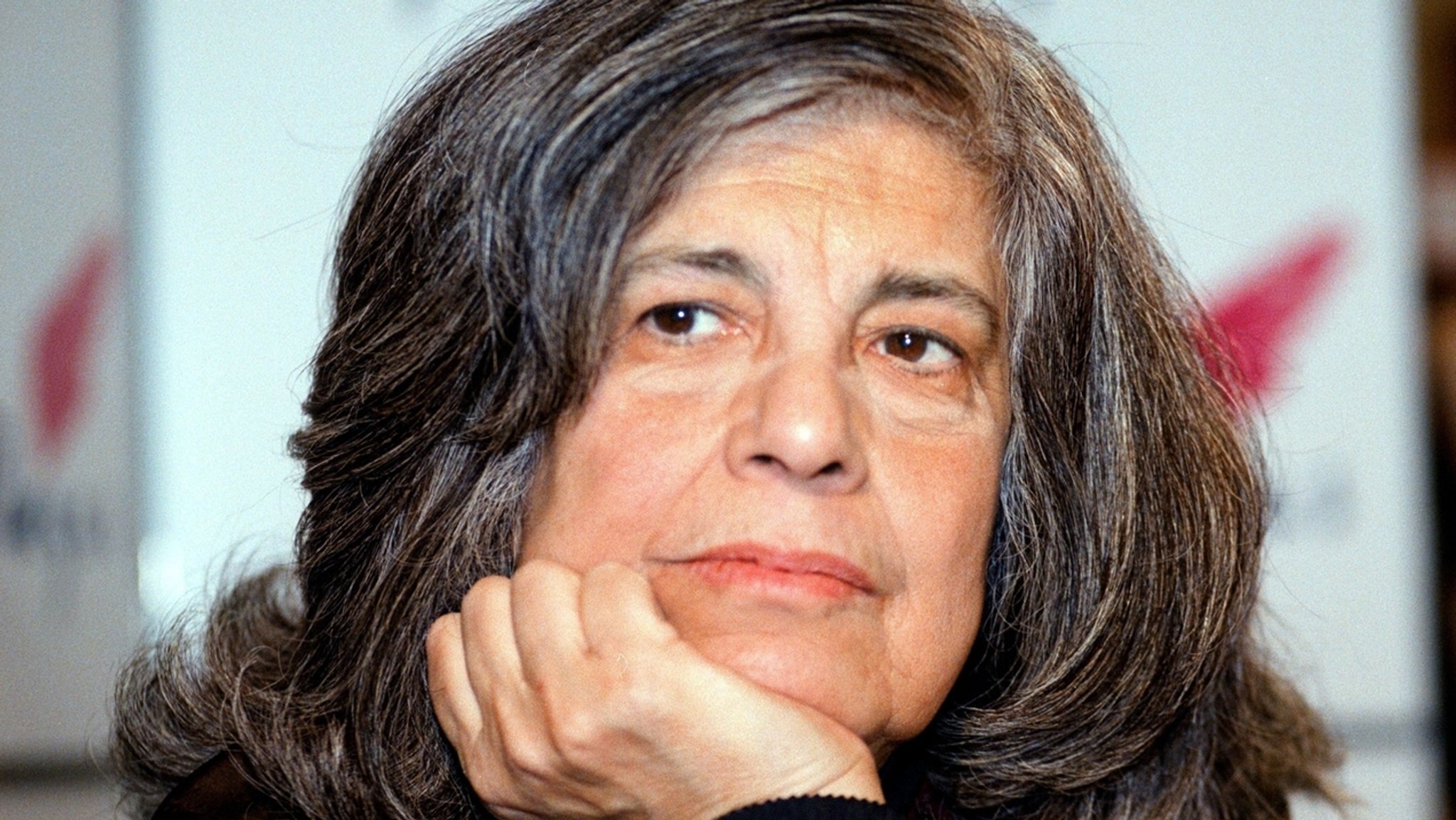 Susan Sontag in Prag 2000 | Bild: picture-alliance/dpa Susan Sontag in Prag 2000