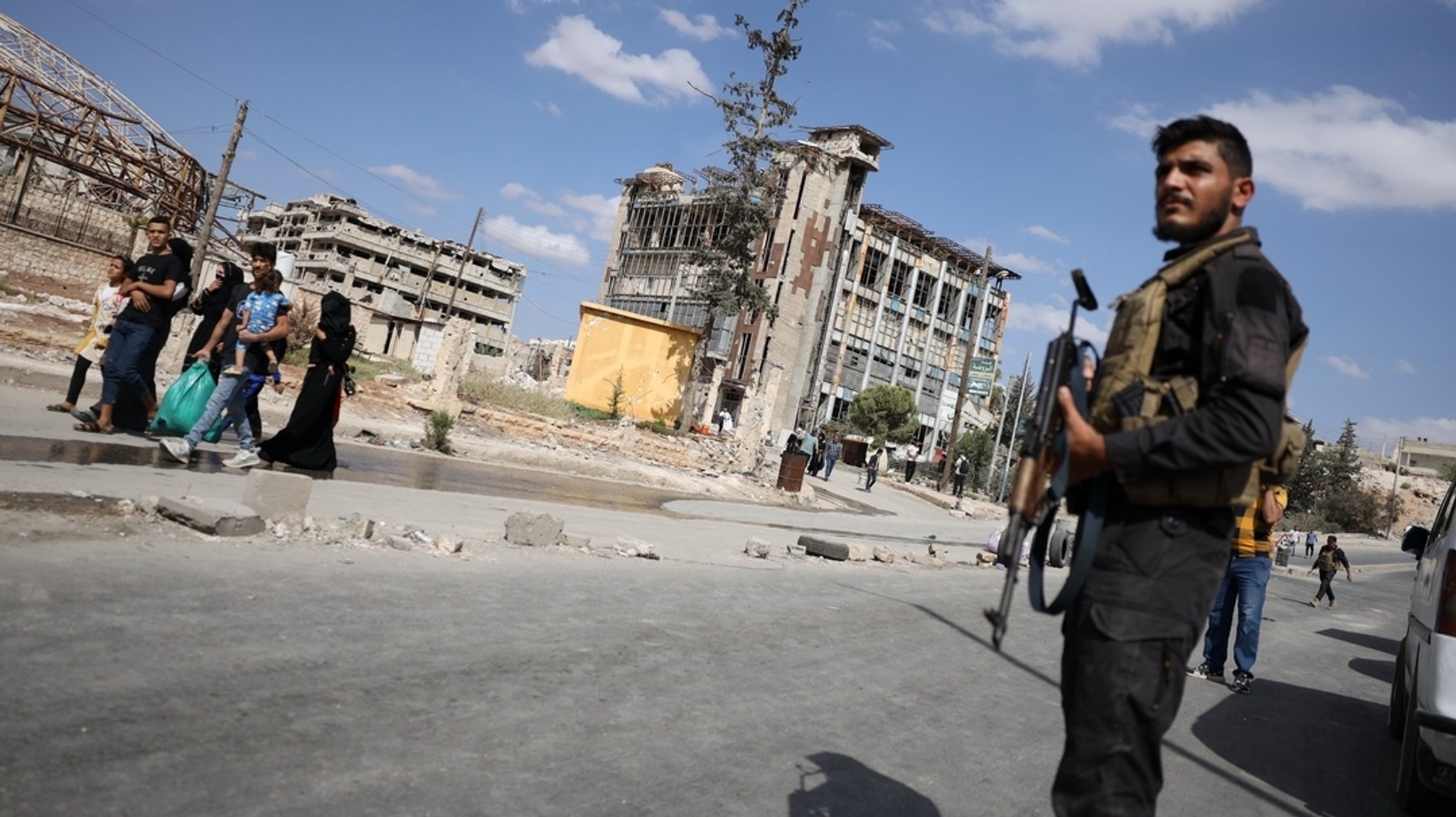 Menschen in Aleppo verlassen ihre Häuser. In ihrem Buch "Rückkehr nach Syrien" erzählt die Schriftstellerin Ronya Othmann von der schwierigen Lage im Land, nach dem Sturz der Assad-Diktatur im vergangenen Dezember.