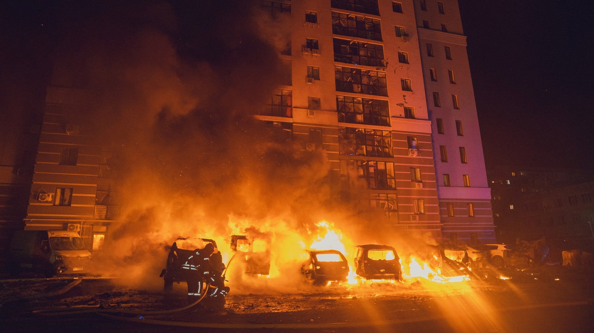 Brand eines Wohnhauses in der nordostukrainischen Großstadt Sumy, ausgelöst durch einen Drohnenangriff