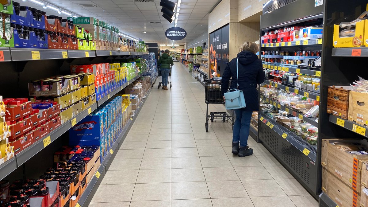 Einkaufsregale beim Discounter Aldi Süd - links: Süßigkeiten, rechts: Brot und Kühltheke