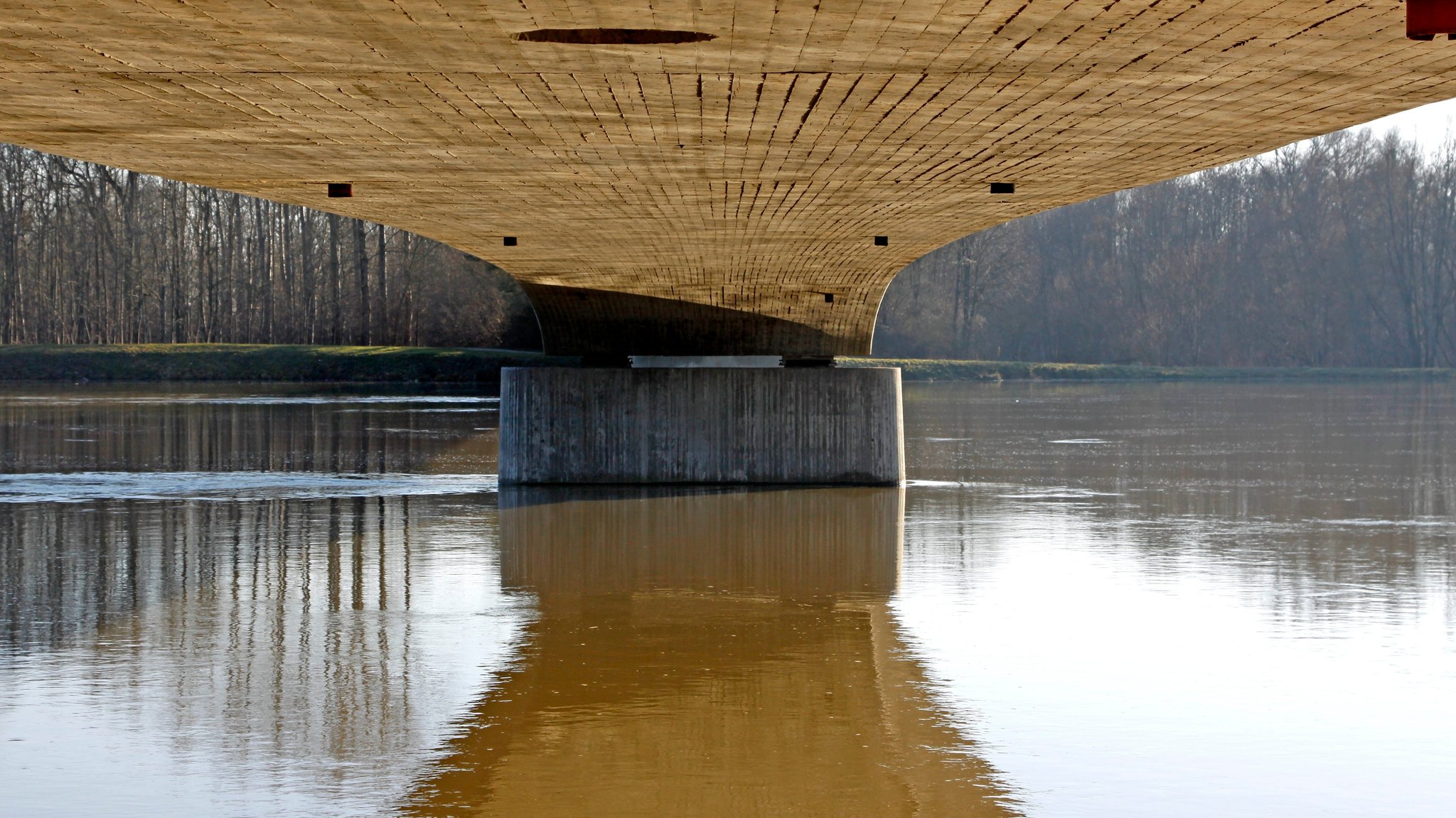 Blick unter eine Vohburger Donaubrücke.