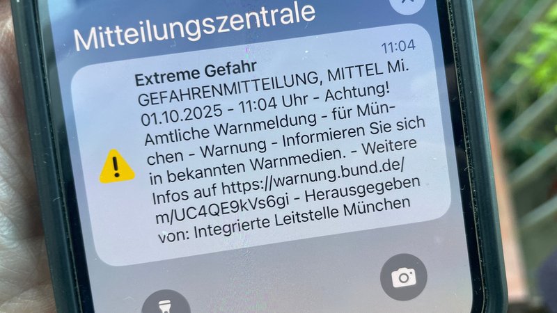 Die Gefahrenmitteilung auf einem Smartphone | Bild: Petr Jerabek/BR Die Gefahrenmitteilung auf einem Smartphone