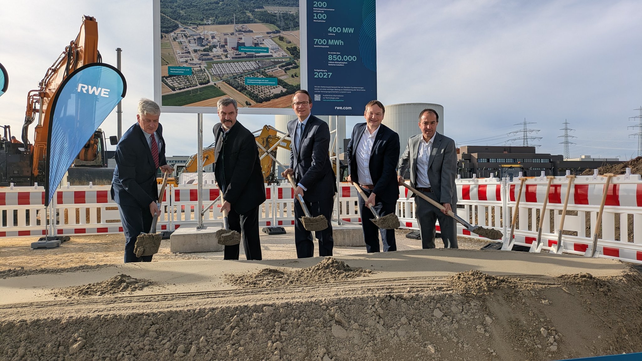 Von rechts nach links: Tobias Bühler (Bürgermeister Gundremmingen), Hans Reichhart (Landrat Günzburg), Markus Krebber (CEO RWE), Markus Söder (Ministerpräsident Bayern) und Nikolaus Valerius (CEO RWE Generations) | Bild: BR/Peter Allgeier Von rechts nach links: Tobias Bühler (Bürgermeister Gundremmingen), Hans Reichhart (Landrat Günzburg), Markus Krebber (CEO RWE), Markus Söder (Ministerpräsident Bayern) und Nikolaus Valerius (CEO RWE Generations)