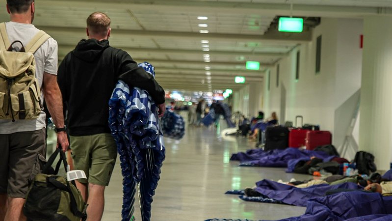 Gestrandete Reisende am Münchner Flughafen mit Luftmatratzen | Bild: picture alliance/dpa/onw-images | Enrique Kaczor Gestrandete Reisende am Münchner Flughafen mit Luftmatratzen