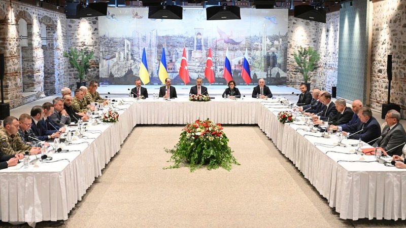 Die ersten direkten Verhandlungen zwischen Russland und der Ukraine seit über drei Jahren dauerten nicht einmal zwei Stunden und brachten – abgesehen von einem Gefangenenaustausch – offenbar keine Fortschritte zur Überbrückung der Differenzen zwischen beiden Seiten. | Bild: picture alliance / ASSOCIATED PRESS | Ramil Sitdikov Die ersten direkten Verhandlungen zwischen Russland und der Ukraine seit über drei Jahren dauerten nicht einmal zwei Stunden und brachten – abgesehen von einem Gefangenenaustausch – offenbar keine Fortschritte zur Überbrückung der Differenzen zwischen beiden Seiten.