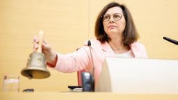 Ilse Aigner (CSU), Präsidentin des Bayerischen Landtags, läutet zu Beginn der 16. Plenarsitzung am 17.04.2024 in München die Glocke. | Bild:picture alliance/dpa | Matthias Balk
