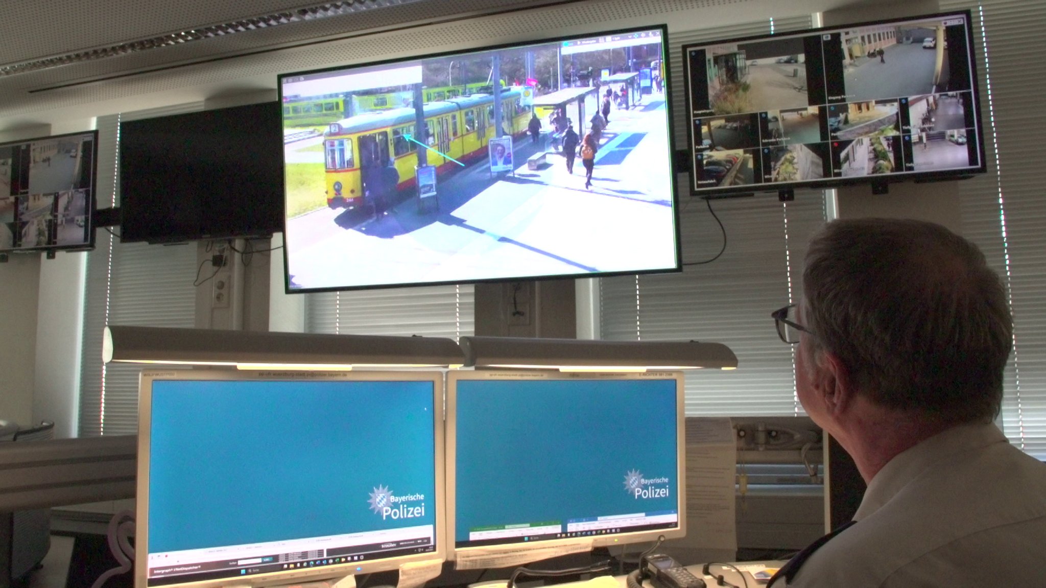 Ein Polizist überwacht den Würzburger Bahnhofsvorplatz per Video