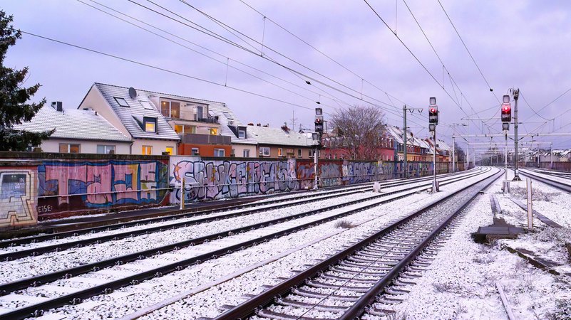 Symbolbild: Graffiti an der Lärmschutzwand an Bahngleisen. | Bild: picture alliance / CHROMORANGE | Gerd Harder Symbolbild: Graffiti an der Lärmschutzwand an Bahngleisen.