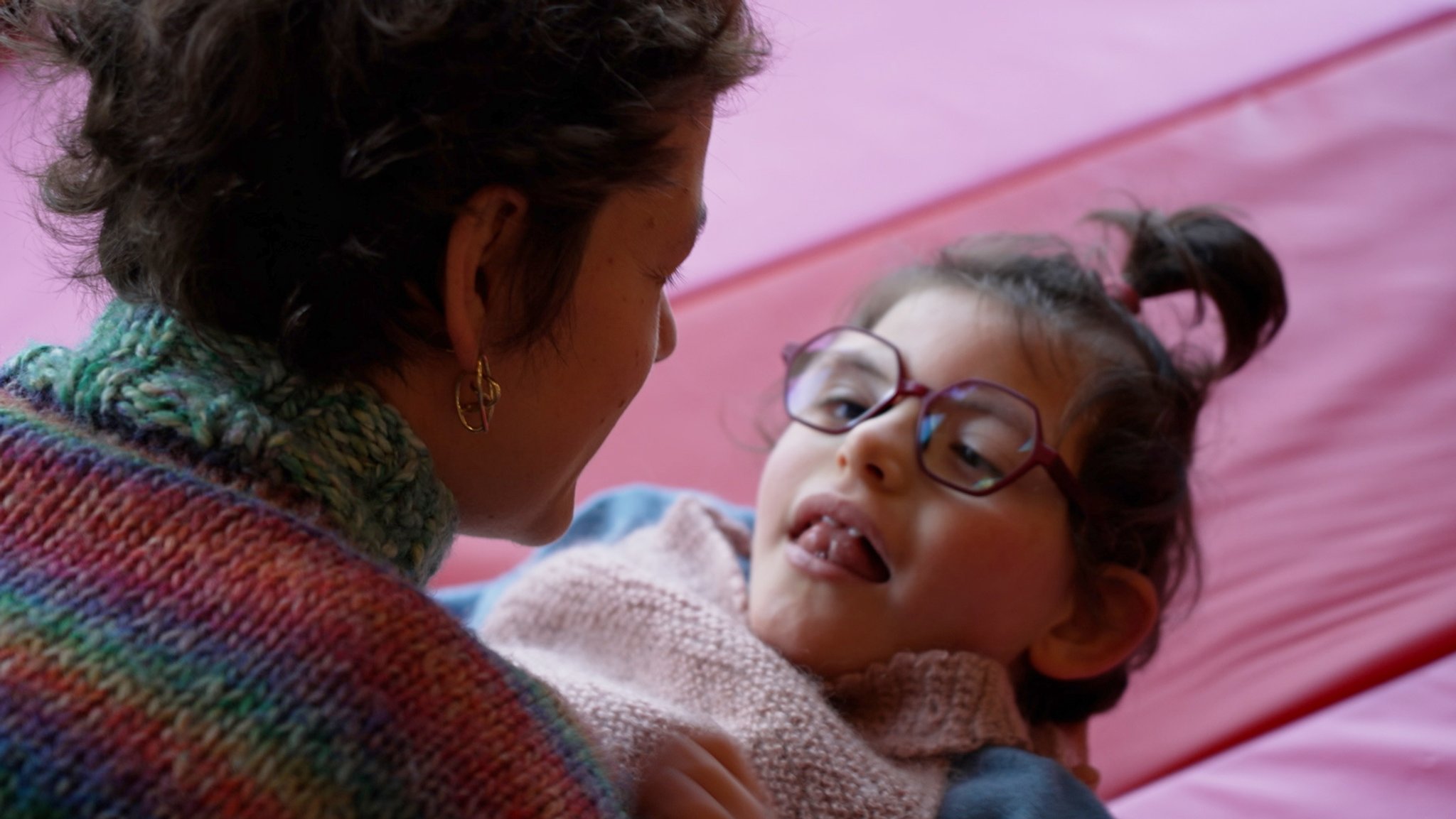 Eine Mutter mit ihrer Tochter im Arm. Kopf an Kopf. | Bild: BR / Lucia Hundbiß Eine Mutter mit ihrer Tochter im Arm. Kopf an Kopf.