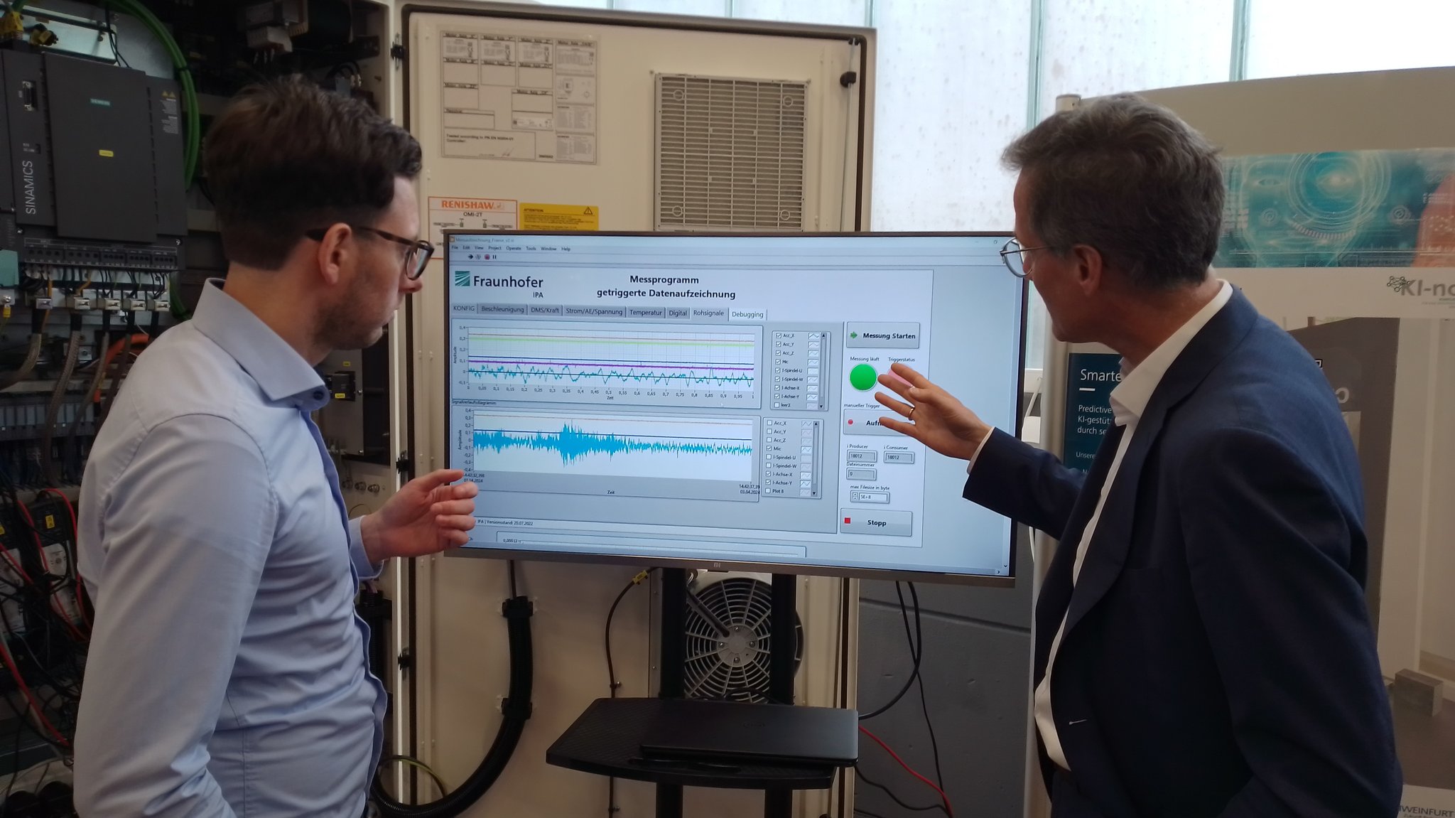 Zwei Mitarbeiter des Fraunhofer-Instituts vor einem Bildschirm. 