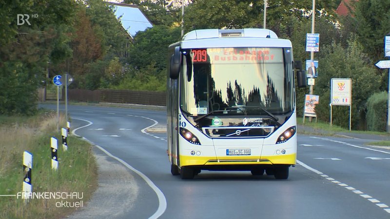 Buslinie 209 auf der Landstraße Richtung Erlangen.