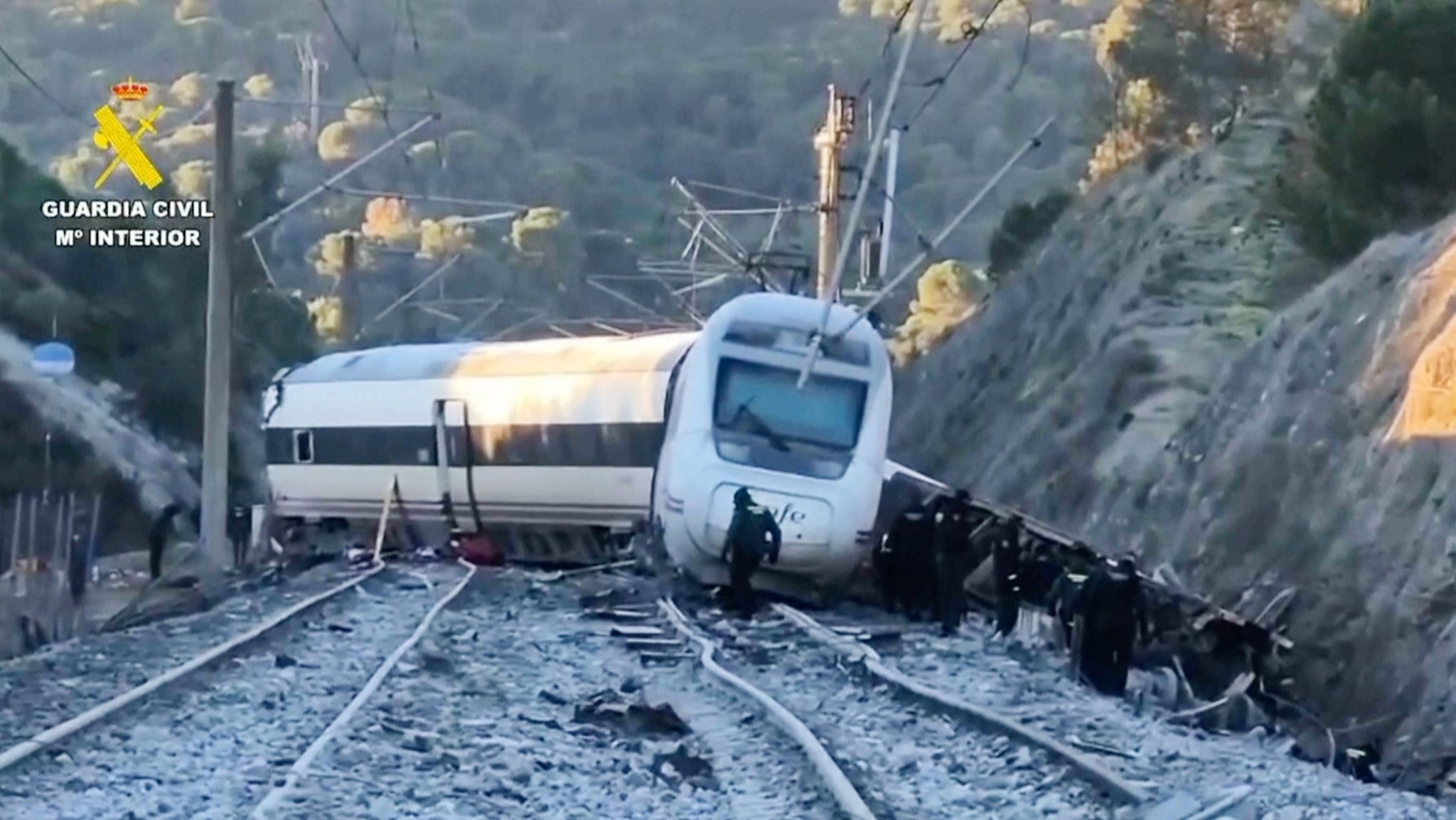 dpatopbilder - SCREENSHOT - 19.01.2026, Spanien, Adamuz: In dieser Aufnahme aus einem von der Guardia Civil zur Verfügung gestellten Video sind Rettungskräfte nach einem Zusammenstoß mit einem Hochgeschwindigkeitszug zu sehen. Bei einem schweren Zugunglück im Süden Spaniens sind Dutzende Menschen ums Leben gekommen, zahlreiche wurden schwer verletzt. Foto: -/Guardia Civil via AP/dpa - ACHTUNG: Nur zur redaktionellen Verwendung und nur mit vollständiger Nennung des vorstehenden Credits +++ dpa-Bildfunk +++ | Bild: dpa-Bildfunk/- dpatopbilder - SCREENSHOT - 19.01.2026, Spanien, Adamuz: In dieser Aufnahme aus einem von der Guardia Civil zur Verfügung gestellten Video sind Rettungskräfte nach einem Zusammenstoß mit einem Hochgeschwindigkeitszug zu sehen. Bei einem schweren Zugunglück im Süden Spaniens sind Dutzende Menschen ums Leben gekommen, zahlreiche wurden schwer verletzt. Foto: -/Guardia Civil via AP/dpa - ACHTUNG: Nur zur redaktionellen Verwendung und nur mit vollständiger Nennung des vorstehenden Credits +++ dpa-Bildfunk +++