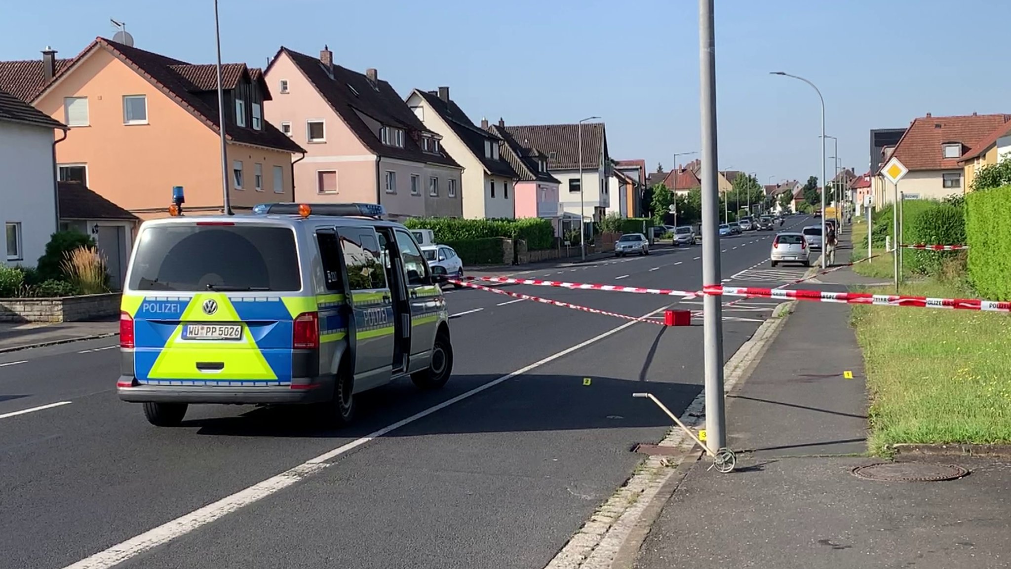 Polizeiabsperrung in Schweinfurt nach vermutlich versuchtem Tötungsdelikt.