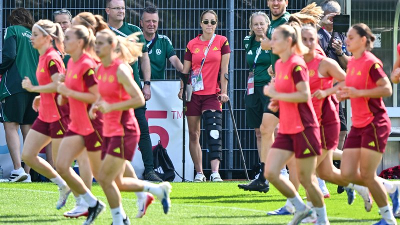 Die verletzte DFB-Kapitänin Giulia Gwinn steht am Rand und schaut dem Training zu. | Bild: picture alliance/dpa | Sebastian Gollnow Die verletzte DFB-Kapitänin Giulia Gwinn steht am Rand und schaut dem Training zu.