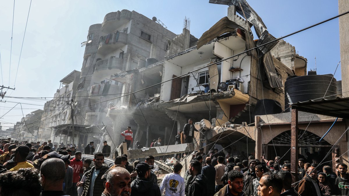 Archivbild: Palästinenser versammeln sich in Rafah nach einem israelischen Luftangriff um ein zerstörtes Haus. 