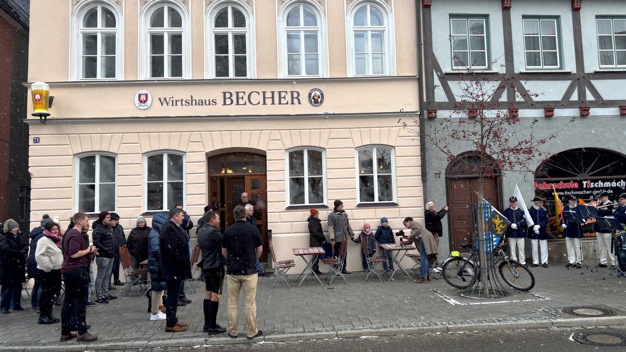 Feierliche Wiedereröffnung des restaurierten Wirtshaus "Becher" in Lauingen.