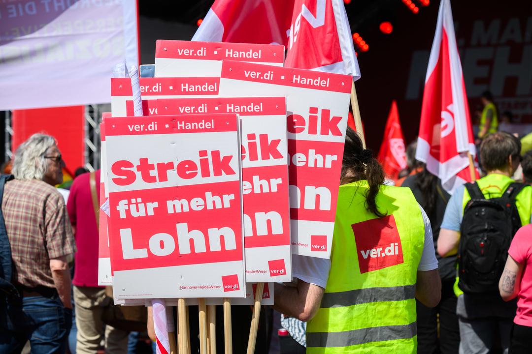 Schilder mit Aufschrift «Streik für mehr Lohn» stehen bei der Hauptkundgebung des Deutschen Gewerkschaftsbundes (DGB).