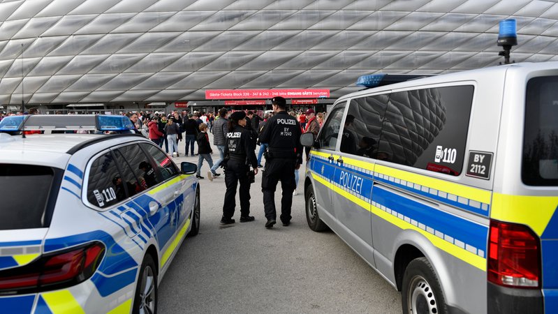 Polizei vor der Münchner Fußball-Arena | Bild: picture-alliance/dpa Polizei vor der Münchner Fußball-Arena