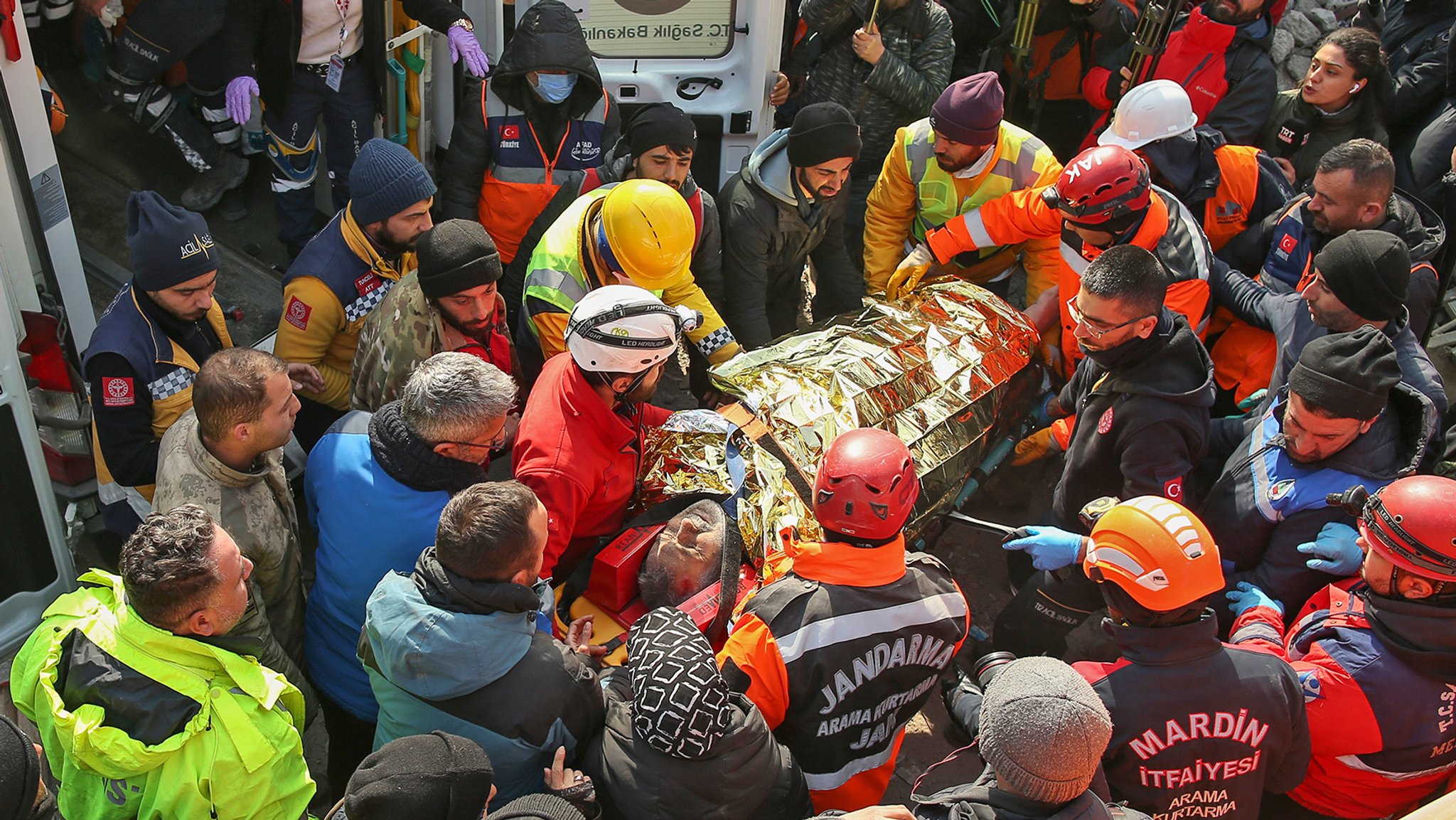 Immer wieder werden Menschen lebend aus den Trümmern geborgen. Aber die Chancen sinken zunehmend- nach vier Tagen. Nach jetzigem Stand sind bei der Naturkatastrophe mehr als 22.000 Menschen getötet und 74.000 verletzt worden.